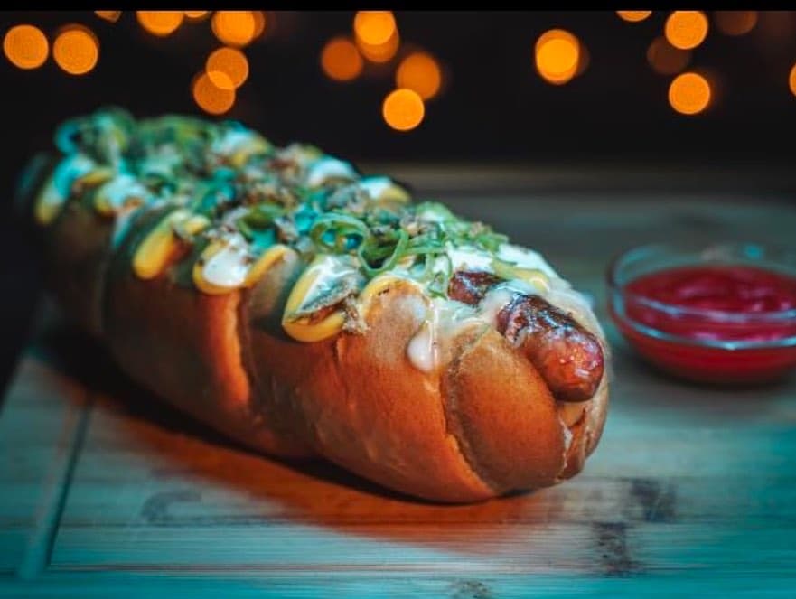 Pozri Sem hot dog s opečenou klobásou a domácimi prílohami