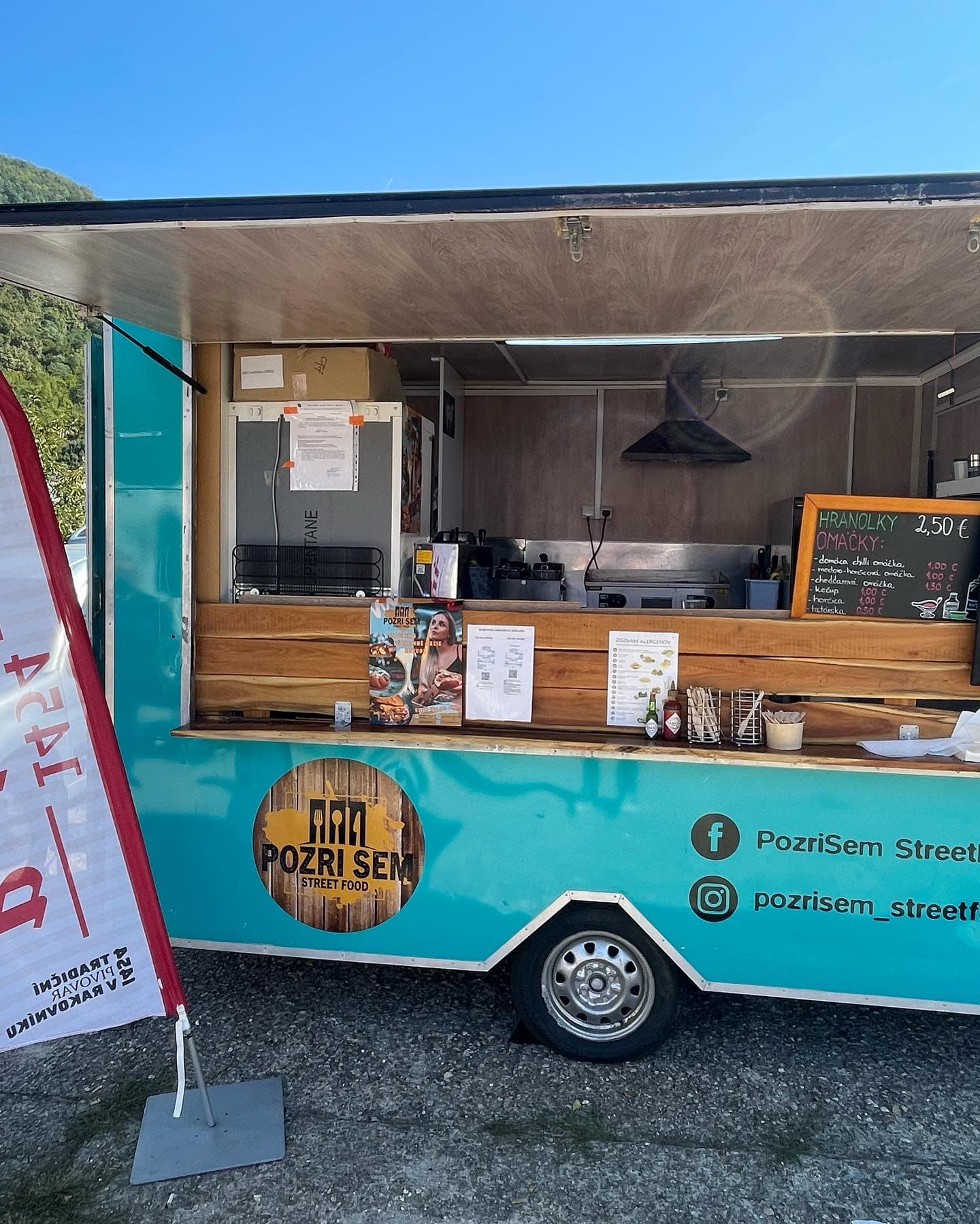 Tyrkysový foodtruck Pozri Sem zaparkovaný v Novej Bani