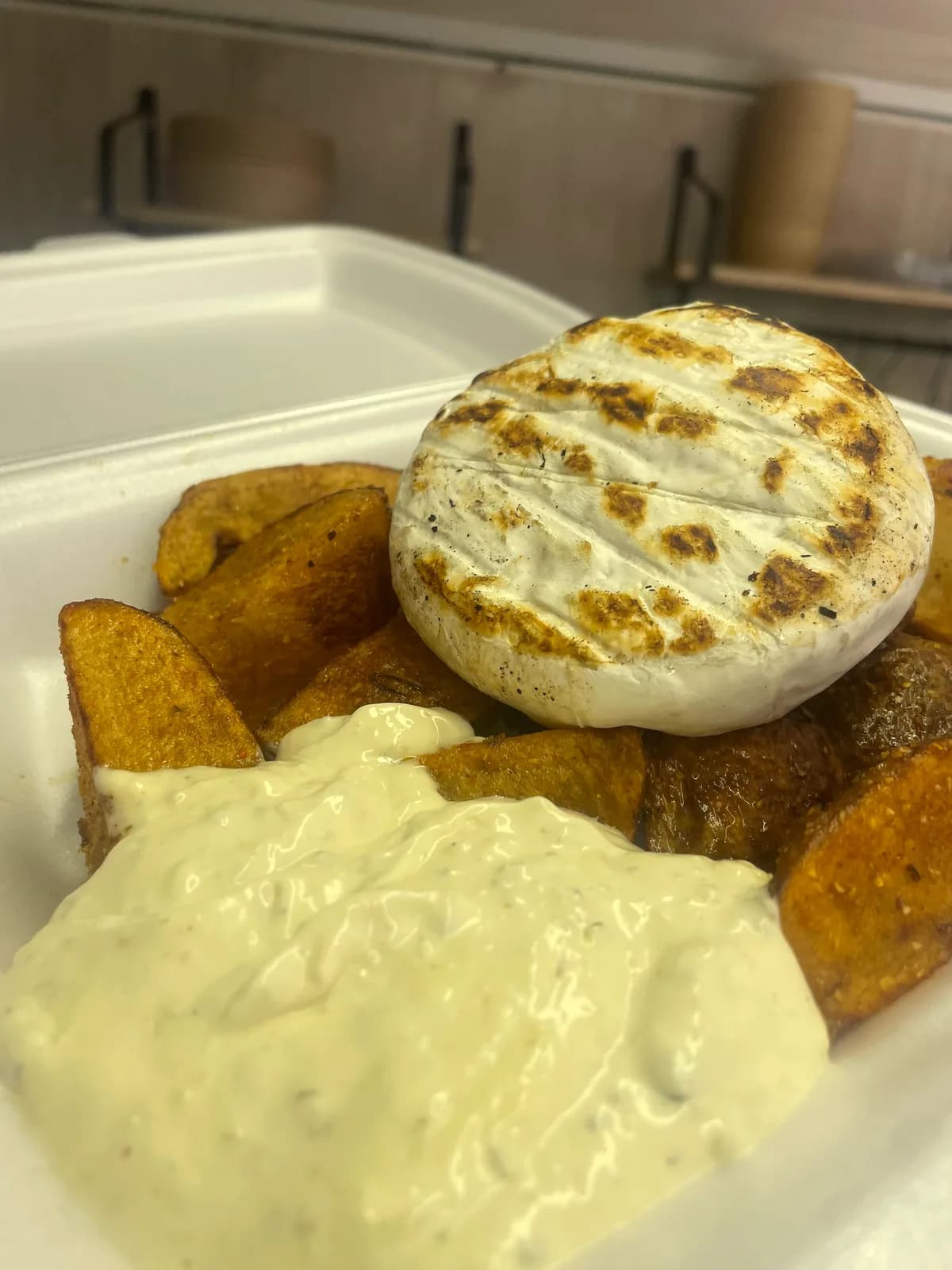 Grilovaný encián alebo halloumi, americké zemiaky, domáca tatarska.